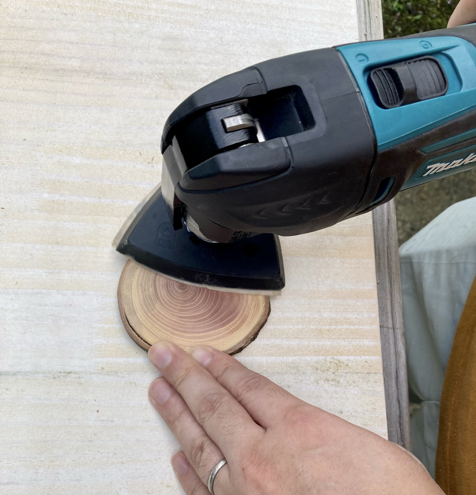 木札　ヤスリ掛け