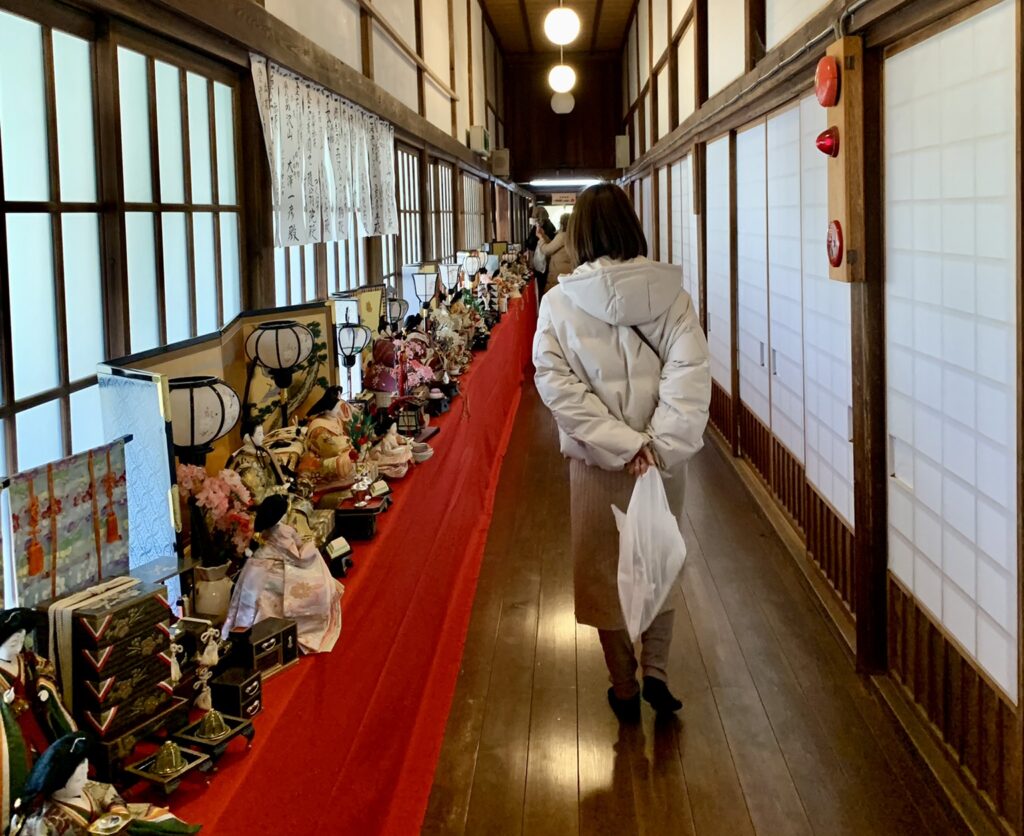 可睡斎のひな人形（廊下）