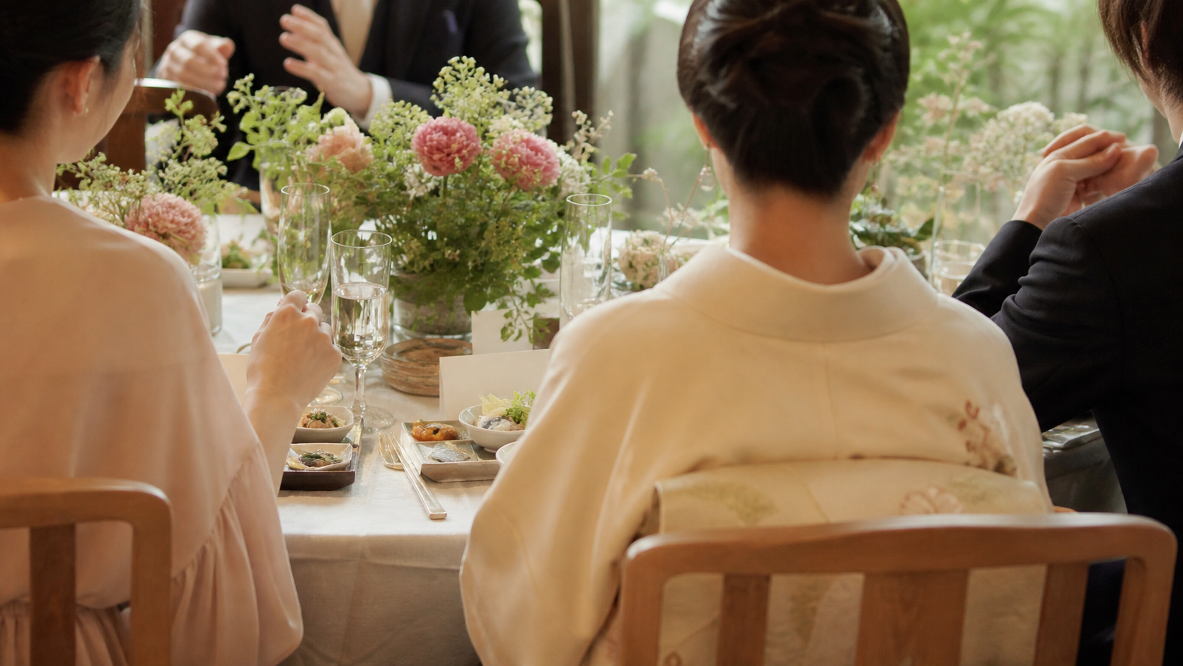 少人数結婚式でゲストとの会話を楽しむイメージ